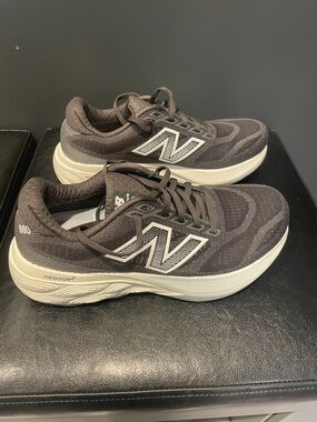 New Balance Womens Black and White Athletic Running Shoes 880v15 size 9 D (wide)